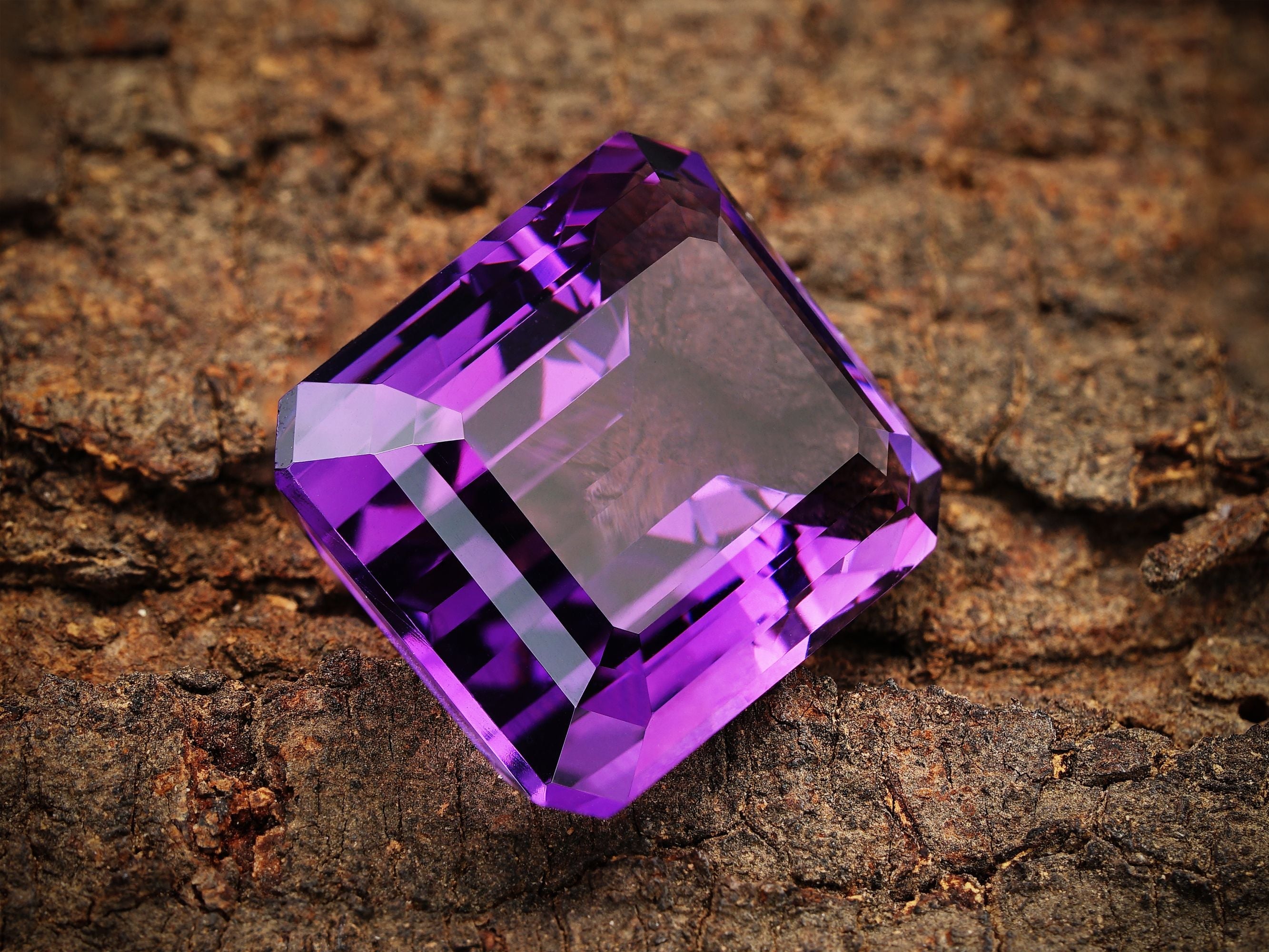 What is the difference between tanzanite and amethyst?