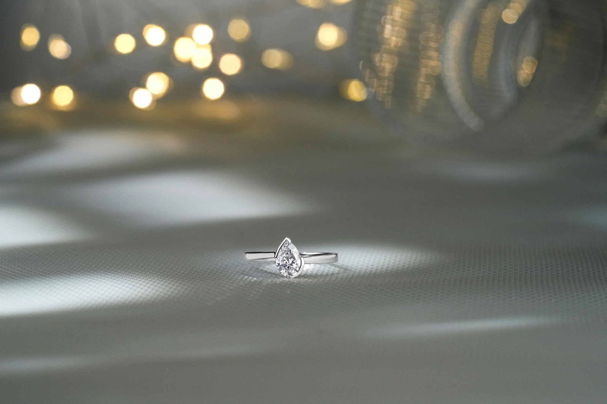 Do diamonds glow under black light