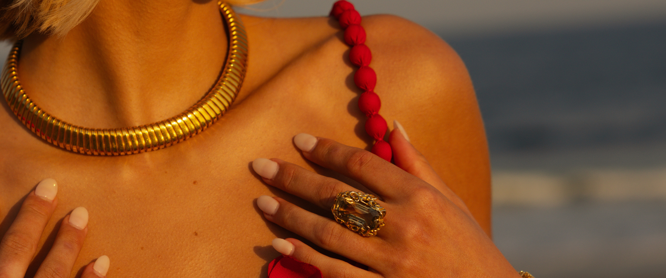 statement_gold_collar_necklace