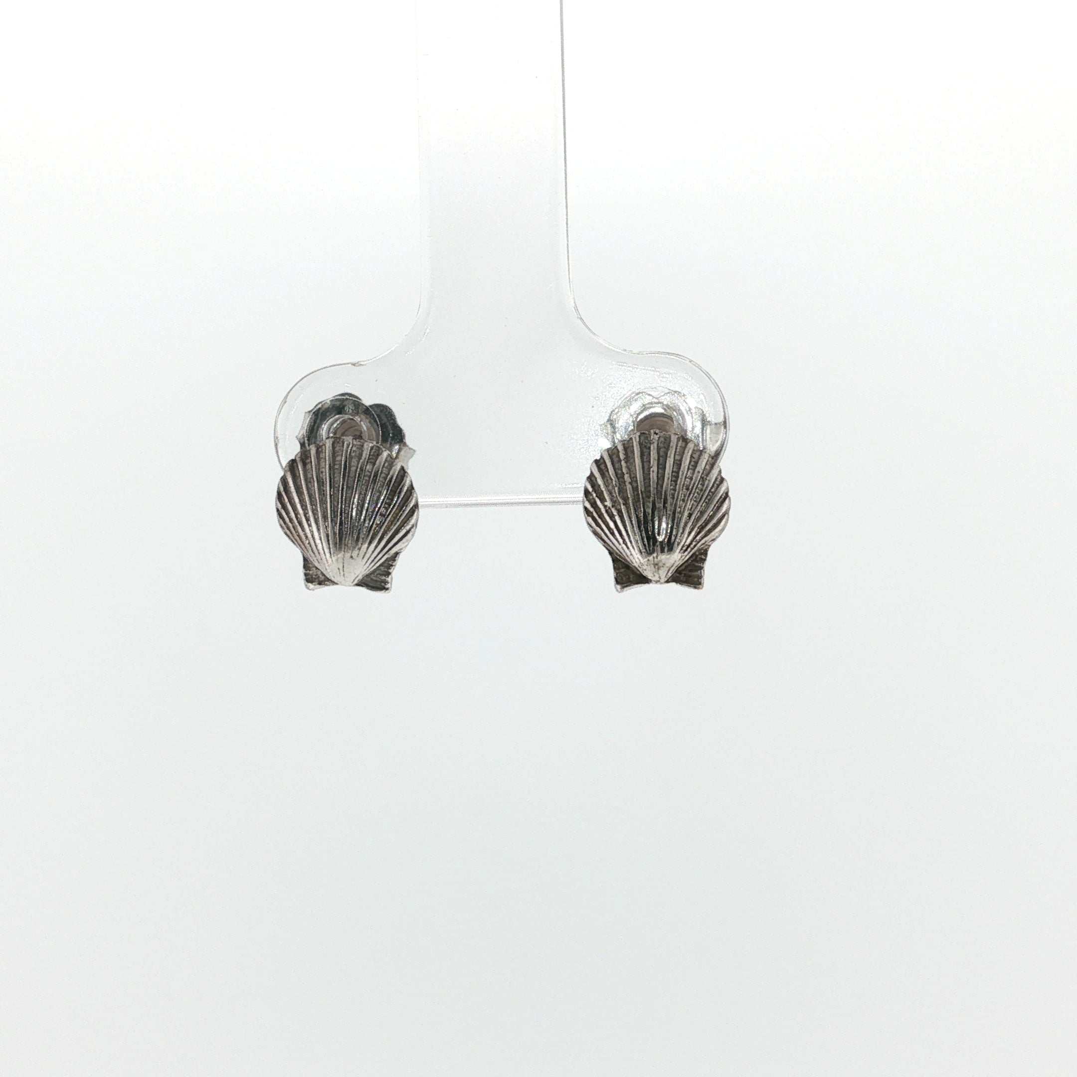 PAGE Estate Earrings Estate 14K White Gold Scallop Shell Stud Earrings